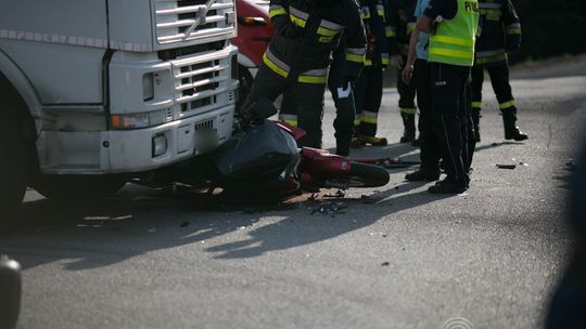 Ropa. Zderzenie motocykla z osobówką. Jedna osoba ranna.