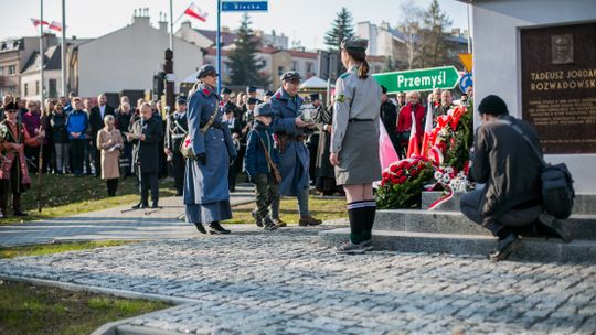 Gorlickie obchody 100. rocznicy odzyskania przez Polskę niepodległości. O godzinie 12.00 wybrzmiał hymn.