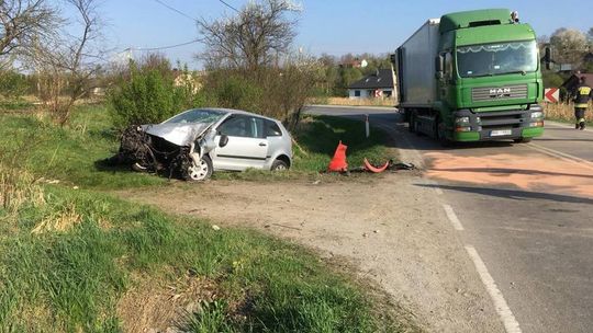 Droga była całkowicie zablokowana – zderzenie osobówki i samochodu ciężarowego na granicy Biecza i Binarowej.