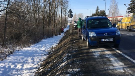 Duży volkswagen wyrzucił z drogi mniejszego AKTUALIZACJA