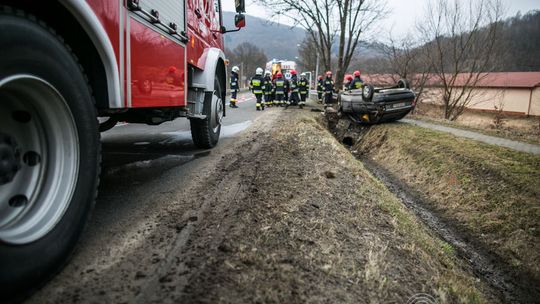 Ropica Górna: opel uderzył w betonowy przepust, dwie osoby ranne