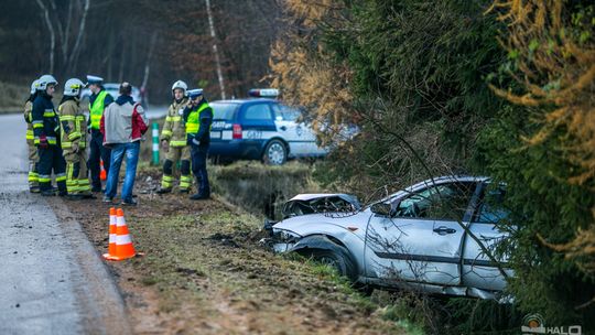 Roztrzaskana osobówka na zjeździe z Klimkówki