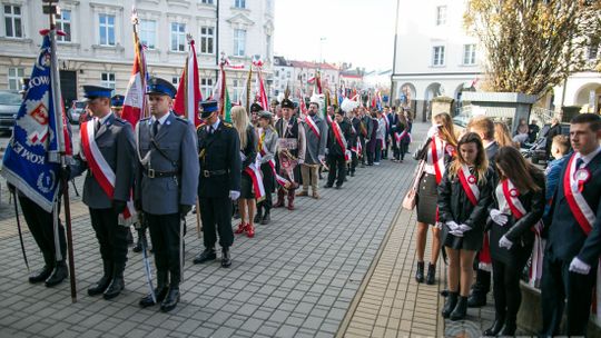 Gorlickie obchody 100. rocznicy odzyskania przez Polskę niepodległości. O godzinie 12.00 wybrzmiał hymn.