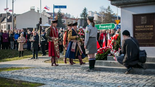 Gorlickie obchody 100. rocznicy odzyskania przez Polskę niepodległości. O godzinie 12.00 wybrzmiał hymn.