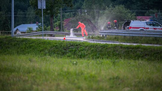 Dziwna substancja rozlała się na ulicy Przemysłowej w Gorlicach AKTUALIZACJA