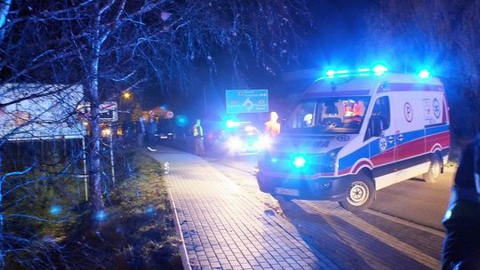 Potrącenie pieszego w Moszczenicy. Mężczyzna nie żyje. Droga zablokowana.