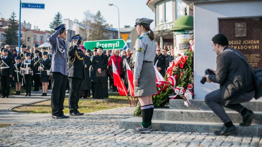 Gorlickie obchody 100. rocznicy odzyskania przez Polskę niepodległości. O godzinie 12.00 wybrzmiał hymn.