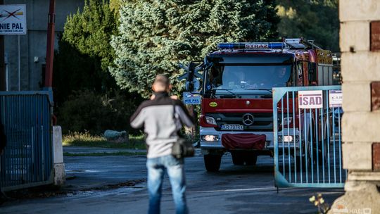 Kolejna akcja strażaków na terenie byłej rafinerii