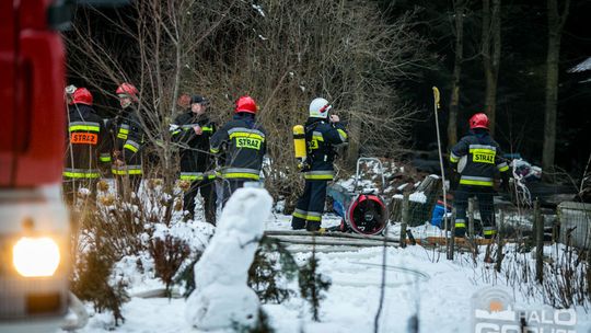 Spalił się dom w środku lasu, 5-osobowa rodzina bez dachu nad głową