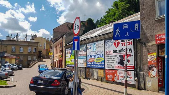 Sypią się mandaty. Samochodów przybywa to i ciaśniej na parkingach.