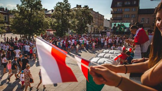 Na gorlickim Rynku zrobiło się biało-czerwono. Razem kibicujemy naszym! (ZDJĘCIA)