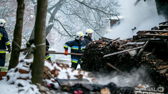 Spalił się dom w środku lasu, 5-osobowa rodzina bez dachu nad głową