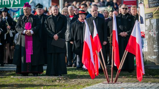 Gorlickie obchody 100. rocznicy odzyskania przez Polskę niepodległości. O godzinie 12.00 wybrzmiał hymn.