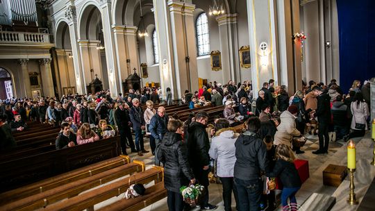 Wielka Sobota: adoracja przy Grobie Pańskim. Święcimy pokarmy na Wielkanocny stół.