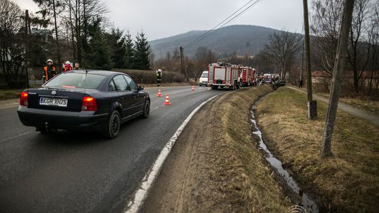 Ropica Górna: opel uderzył w betonowy przepust, dwie osoby ranne