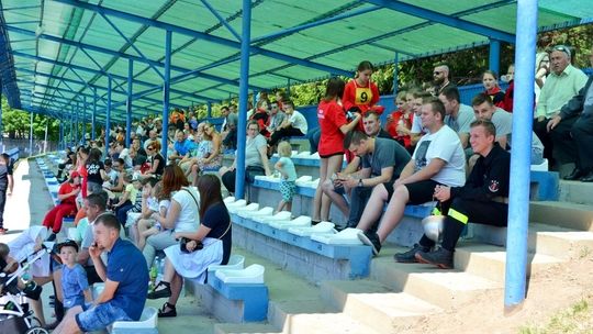 Na stadionie trwa zaciekła rywalizacja druhen i druhów z Gorlickiego