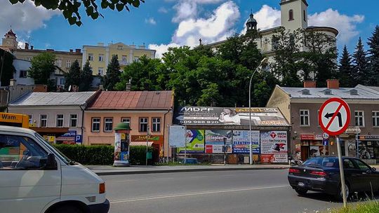 Sypią się mandaty. Samochodów przybywa to i ciaśniej na parkingach.