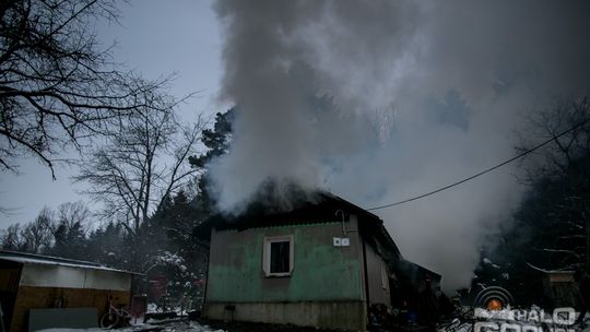 Spalił się dom w środku lasu, 5-osobowa rodzina bez dachu nad głową