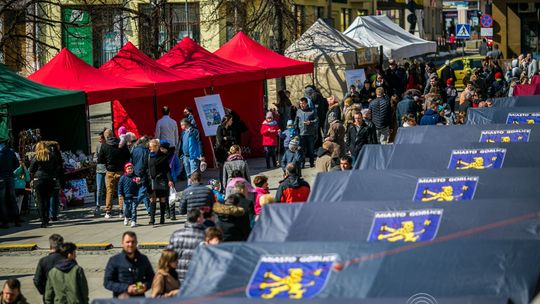 Rynek pełen wielkanocnych smakołyków, Gorliczanie zaopatrują się przed świętami