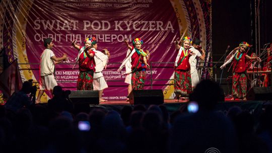 Kolorowy, międzynarodowy folklor na scenie w Sękowej. Zawitał tu Świat Pod Kyczerą.