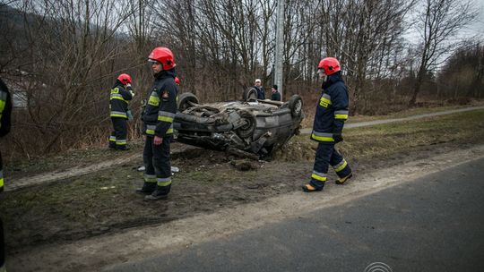 Ropica Górna: opel uderzył w betonowy przepust, dwie osoby ranne