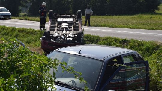 Zderzenie pojazdów w Dominikowicach. Jeden z nich dachował.