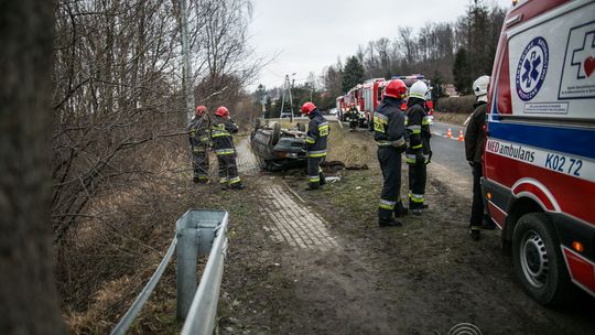 Ropica Górna: opel uderzył w betonowy przepust, dwie osoby ranne