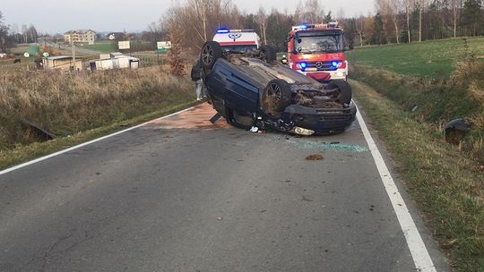 Dominikowice. Ford zakończył jazdę na dachu. [zdjęcia]