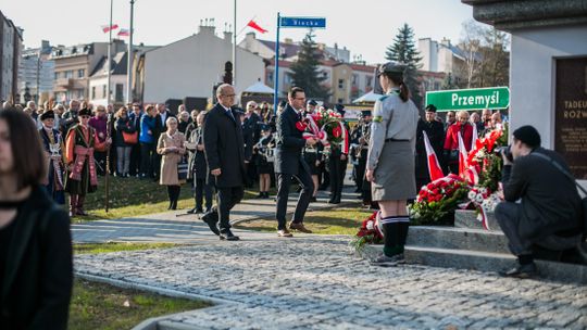 Gorlickie obchody 100. rocznicy odzyskania przez Polskę niepodległości. O godzinie 12.00 wybrzmiał hymn.