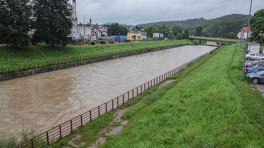 Poziom wody rośnie, system śpi. Deszcz ma padać jeszcze kilka dni (aktualizacja)