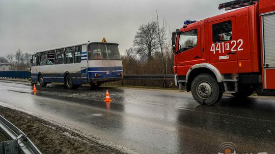 Zderzenie autobusu z przyczepą ciężarówki