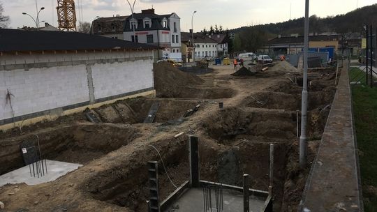 Wylewają beton pod fundamenty przyszłej galerii. Jak duży będzie budynek?