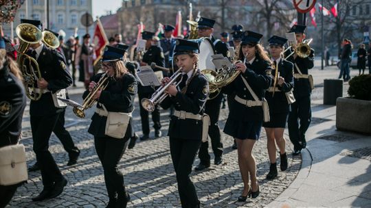 Gorlickie obchody 100. rocznicy odzyskania przez Polskę niepodległości. O godzinie 12.00 wybrzmiał hymn.