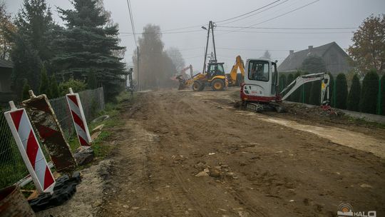 Praca na budowie wre, ale woda „podchodzi”