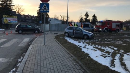 Zderzenie opla i volkswagena, dwie osoby poszkodowane