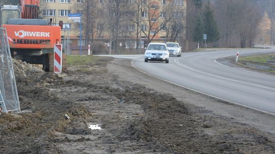 Rozsypane kamienie uszkadzają szyby aut