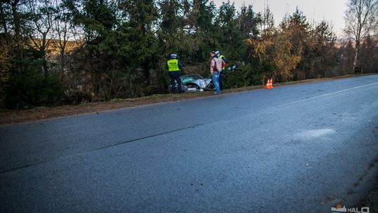 Roztrzaskana osobówka na zjeździe z Klimkówki