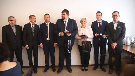 W Bieczu, burmistrz Wędrychowicz wręczył odznaki "Za Zasługi dla Ochrony Zdrowia"