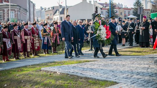 Gorlickie obchody 100. rocznicy odzyskania przez Polskę niepodległości. O godzinie 12.00 wybrzmiał hymn.