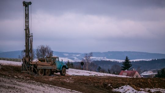 Błoto na drodze, opel na dachu