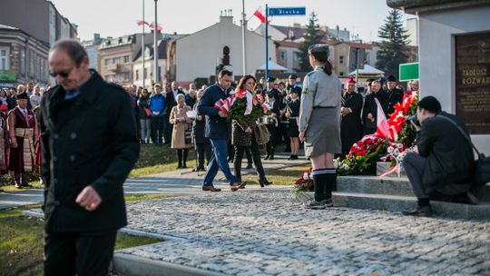 Gorlickie obchody 100. rocznicy odzyskania przez Polskę niepodległości. O godzinie 12.00 wybrzmiał hymn.