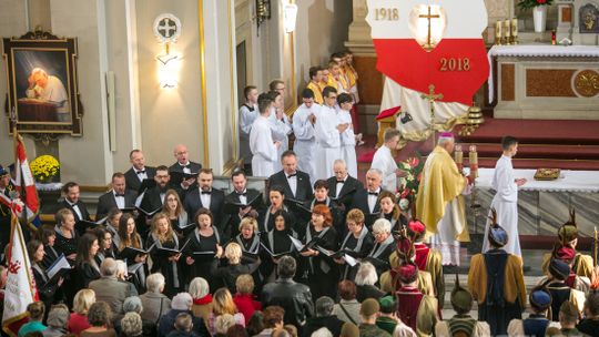 Gorlickie obchody 100. rocznicy odzyskania przez Polskę niepodległości. O godzinie 12.00 wybrzmiał hymn.