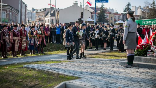 Gorlickie obchody 100. rocznicy odzyskania przez Polskę niepodległości. O godzinie 12.00 wybrzmiał hymn.