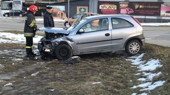 Zderzenie opla i volkswagena, dwie osoby poszkodowane