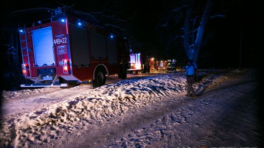 Zwarcie prowizorycznej instalacji postawiło na równe nogi 36 strażaków