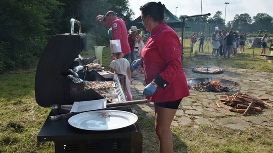 Dzień Strażaka w Sękowej: Kevin Aiston kucharzył razem z dzieciakami, a druhowie przeciagali linę, by wygrać beczkę piwa