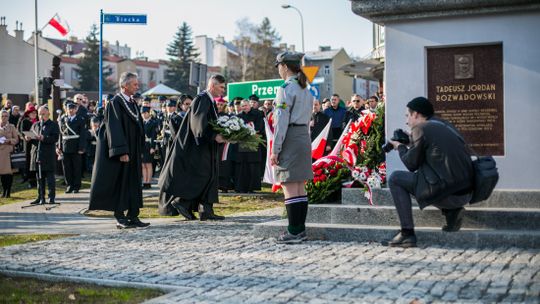 Gorlickie obchody 100. rocznicy odzyskania przez Polskę niepodległości. O godzinie 12.00 wybrzmiał hymn.