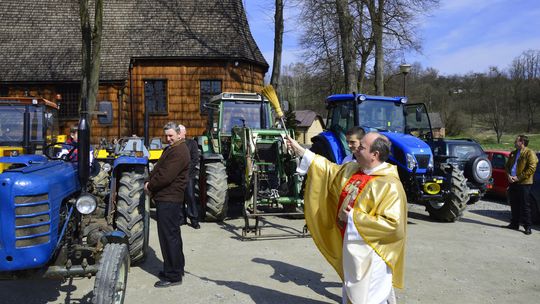 Binarowa: To prawdopodobnie jedyne takie miejsce w Polsce – rolnicy święcą tutaj ciągniki przed rozpoczęciem prac polowych