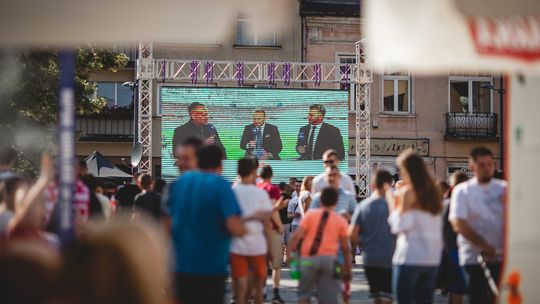 Na gorlickim Rynku zrobiło się biało-czerwono. Razem kibicujemy naszym! (ZDJĘCIA)