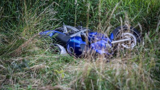 Zdarzenie drogowe na ulicy Dukielskiej. Motocykl w rowie.